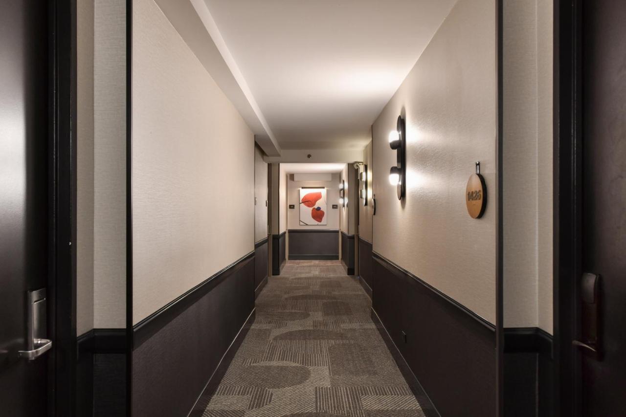 Kimpton Theta New York - Times Square By Ihg Hotell Exteriör bild A typical corridor