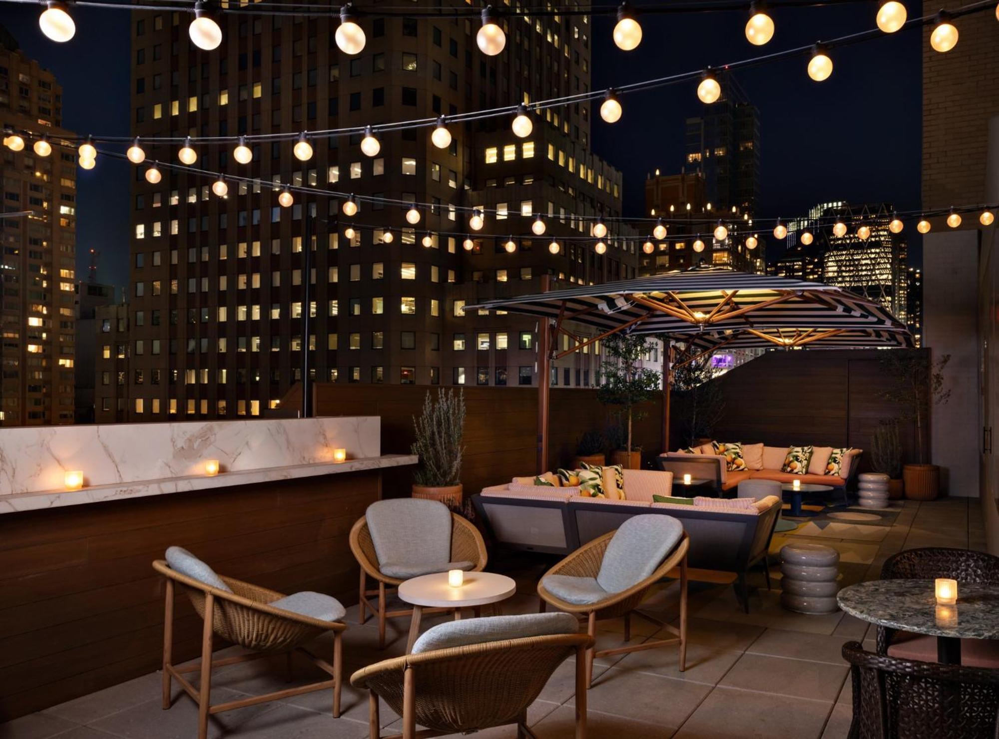 Kimpton Theta New York - Times Square By Ihg Hotell Exteriör bild The rooftop bar at the Standard East Village